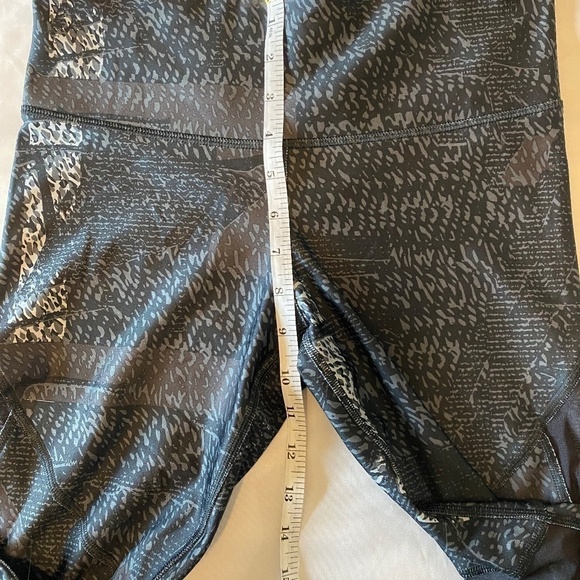 UA Compression‎ Leggings-Heat Gear- Black/Gray print- Size M- Mesh Cutouts - Picture 3 of 13